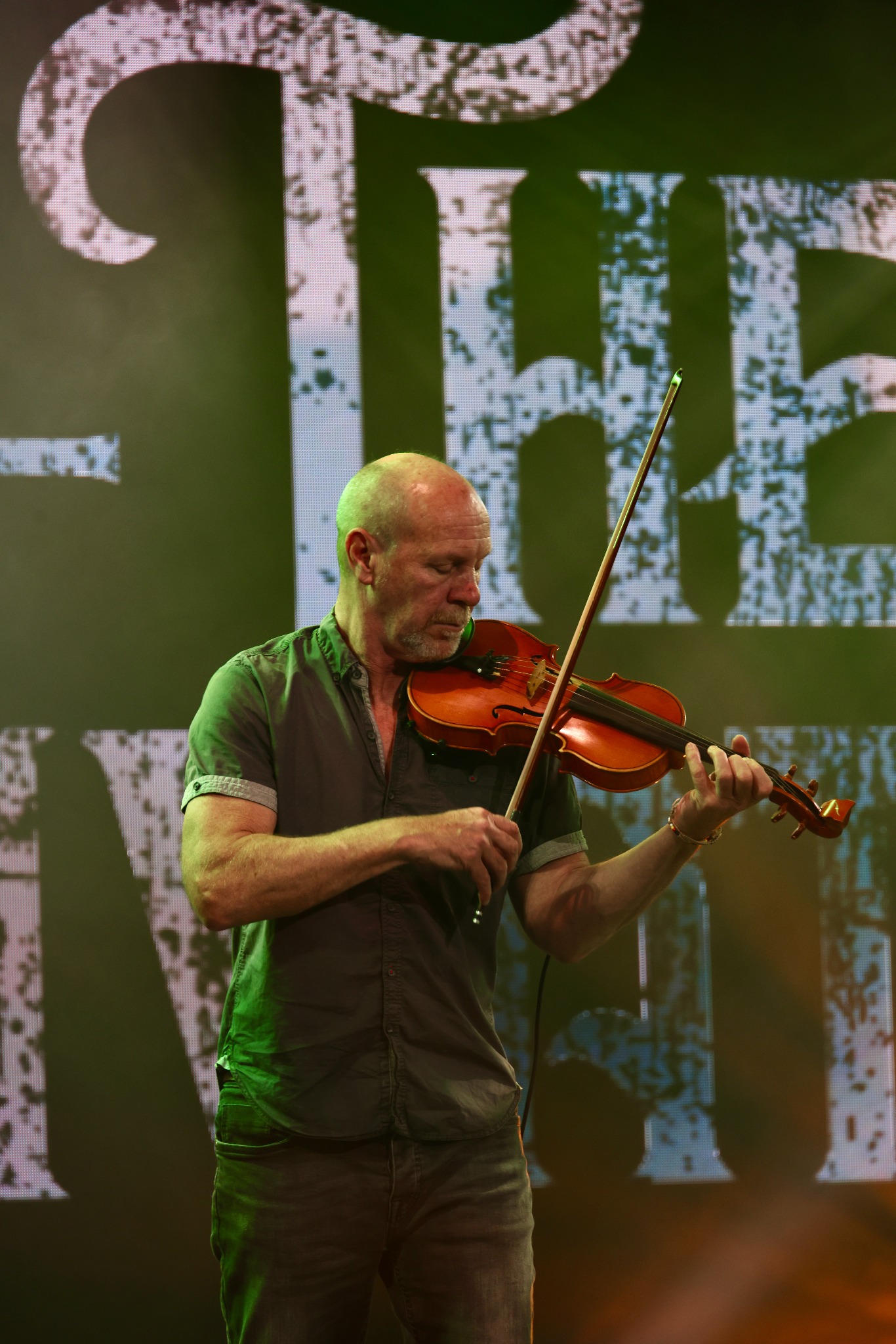 Nik Potts performing live